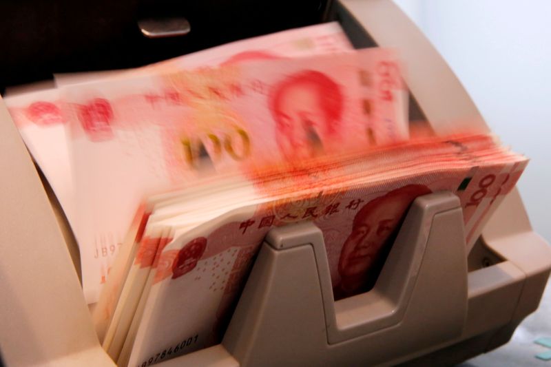 &copy; Reuters. FILE PHOTO: Chinese 100 yuan banknotes are seen in a counting machine while a clerk counts them at a branch of a commercial bank in Beijing, China, March 30, 2016. REUTERS/Kim Kyung-Hoon