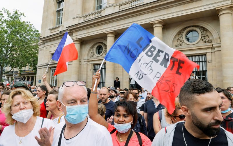 &copy; Reuters. Una delle proteste dello scorso weekend, a Parigi, contro il pass sanitario e le nuove regole introdotte dal governo francese. 17 luglio 2021, Parigi. REUTERS/Pascal Rossignol/File Photo