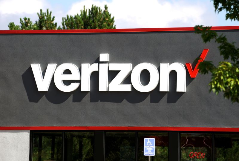 &copy; Reuters. Verizon a déclaré mercredi avoir gagné plus d'abonnés sur ses services téléphoniques que prévu au deuxième trimestre, grâce à une demande accrue de services et d'appareils liés au réseau 5G et au redressement de l'économie. /Photo d'archives/