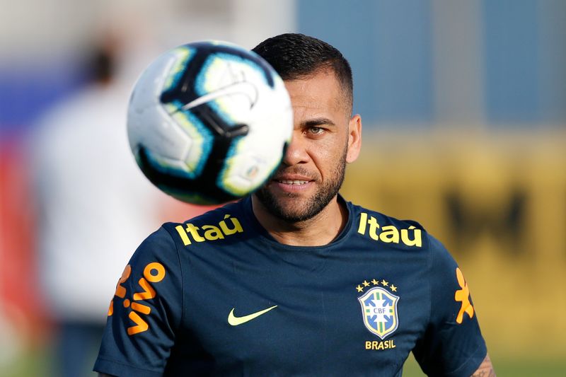 &copy; Reuters. Daniel Alves treina com a seleção brasileira durante a Copa América de 2019 
07/06/2019 REUTERS/Diego Vara