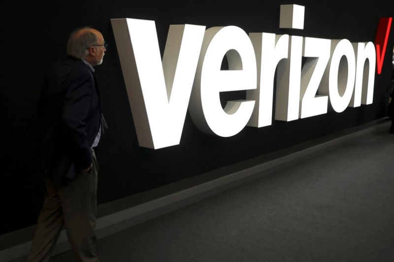 &copy; Reuters. A man stands next to the logo of Verizon at the Mobile World Congress in Barcelona, Spain, February 26, 2019. REUTERS/Sergio Perez/File Photo  