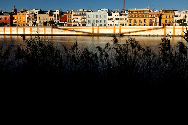 &copy; Reuters. FOTO DE ARCHIVO: Casas frente al río Guadalquivir en Sevilla, España, 19 de mayo de 2021. REUTERS/Marcelo del Pozo