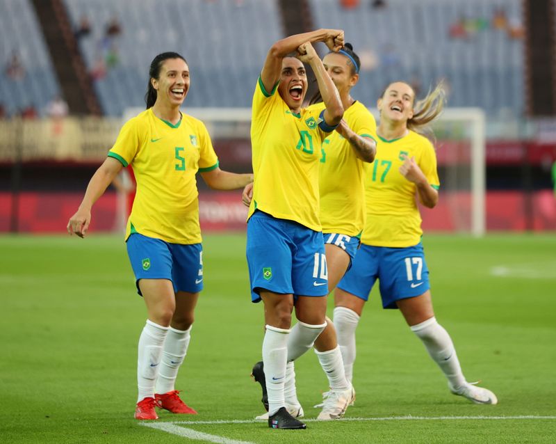 &copy; Reuters. La brasileña Marta celebra luego de anotar el tercer gol de su selección frente a China por el Grupo F de la competencia del fútbol femenino de los Juegos Olímpicos de Tokio 2020 en el Estadio Miyagi de Miyagi, Japón. 21 de julio, 2021. REUTERS/Molly