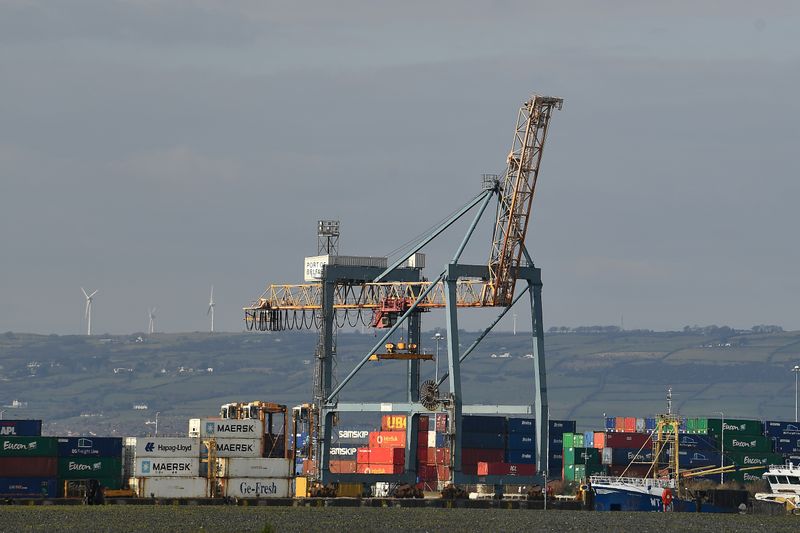 &copy; Reuters. Vista general de los contenedores de transporte en el puerto de Belfast, Irlanda del Norte, el 6 de marzo de 2021. REUTERS/Clodagh Kilcoyne