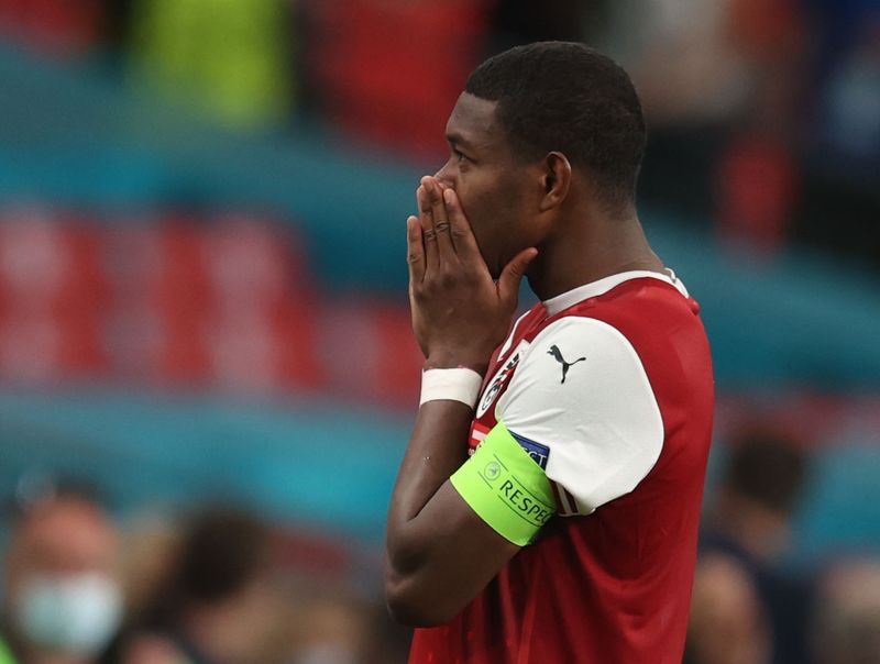 &copy; Reuters. FOTO DE ARCHIVO: Fútbol - Eurocopa 2020 - Octavos de final - Italia contra Austria - Estadio de Wembley, Londres, Reino Unido - David Alaba, llevando la camiseta del equipo austriaco, tras el partido, 26 de junio de 2021. REUTERS/Catherine Ivill