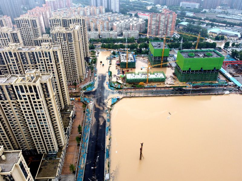 © Reuters. An aerial view shows the flooded areas following heavy rainfall in Zhengzhou, Henan province, China July 21, 2021. Picture taken with a drone. cnsphoto via REUTERS 