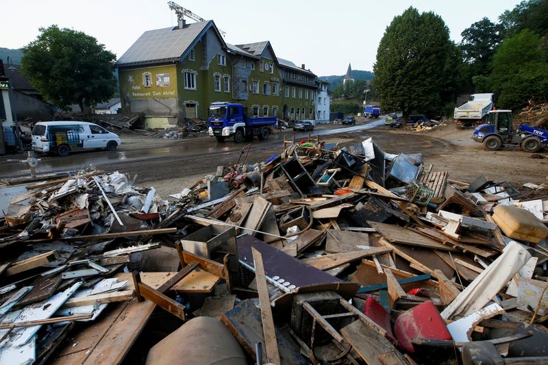 &copy; Reuters. FILE PHOTO: Debris are seen in an area affected by floods caused by heavy rainfalls in Schuld, Germany, July 20, 2021. REUTERS/Thilo Schmuelgen/File Photo