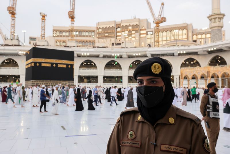 &copy; Reuters. FILE PHOTO: A Saudi police female officer stands guard as pilgrims perform final Tawaf during the annual Haj pilgrimage, in the holy city of Mecca, Saudi Arabia July 20, 2021. REUTERS/Ahmed Yosri/File Photo