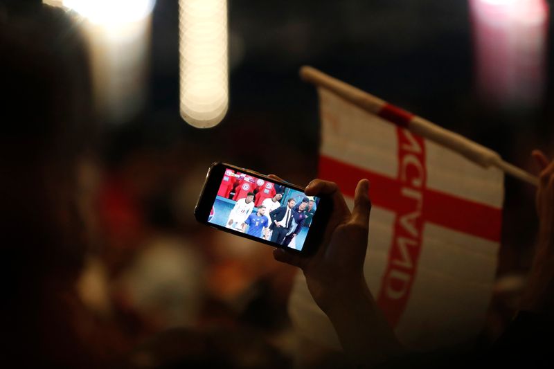 &copy; Reuters. Hinchas ingleses ven final de la Eurocopa  2020 en un celular afuera del estadio Wembley, Londres, Gran Bretaña, 11 julio 2021.
Action Images víaia Reuters/Lee Smith