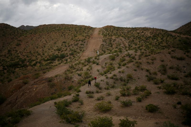 &copy; Reuters. Les Etats-Unis ont décidé de prolonger au moins jusqu'au 21 août la fermeture de leurs frontières terrestres avec le Canada et le Mexique, sauf pour les déplacements essentiels, en raison de l'épidémie de COVID-19, a annoncé mercredi le départeme