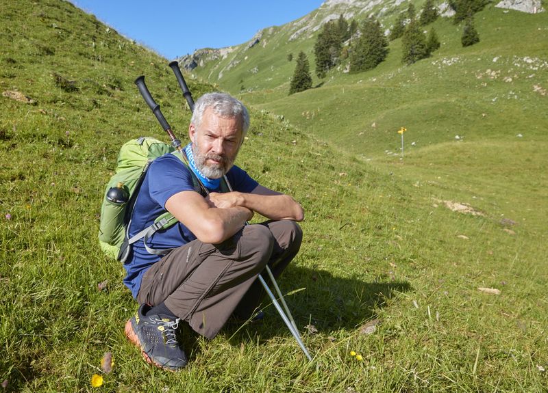 &copy; Reuters. السويسيي إيف أوبرسون المصاب بمرض الشلل الرعاش الذي قطع أكثر من 1100 كيلومتر في منطقة جبال الألب للتوعية بالمرض في صورة التقطت بالقرب من جنيف ي