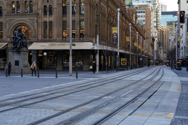 &copy; Reuters. Pedestre usa máscara de produção no centro de Sydney em meio a lockdown para conter disseminação da Covid-19
21/07/2021 REUTERS/Loren Elliott