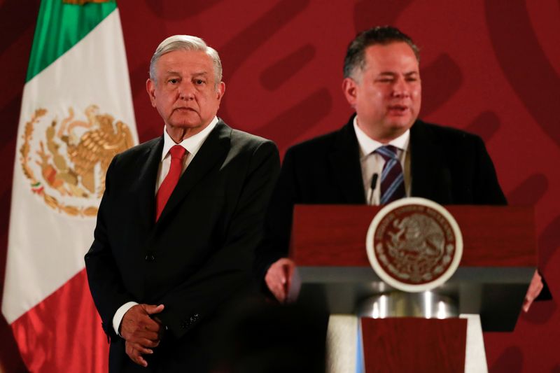 &copy; Reuters. سانتياجو نيتو رئيس وحدة المخابرات المالية في المكسيك (إلى اليمين) يقف بجانب الرئيس  المكسيكي أندريس مانويل لوبيز أوبرادور خلال مؤتمر صحفي ف