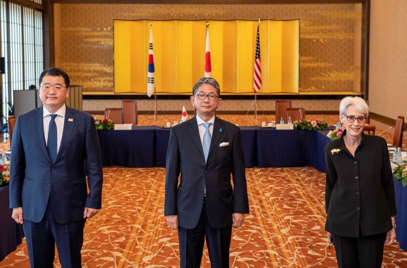 &copy; Reuters. Vice-ministro das Relações Exteriores do Japão, Takeo Mori (centro), vice-ministro das Relações Exteriores da Coreia do Sul, Choi Jong-kun, e vice-secretária de Estado dos EUA, Wendy Sherman, durante reunião trilateral em Tóquio
21/07/2021 Kazuhir