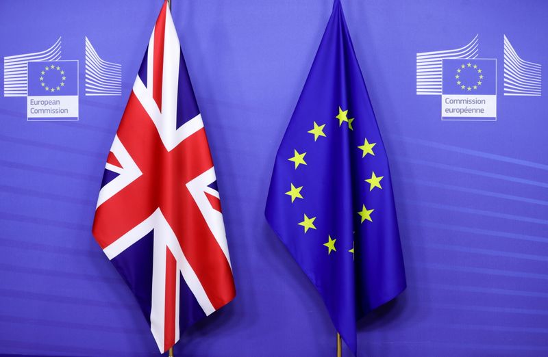 &copy; Reuters. FOTO DE ARCHIVO: Bandera británica y de la Unión Europea en Bruselas, Bélgica, 9 de diciembre de 2020. REUTERS/Olivier Hoslet