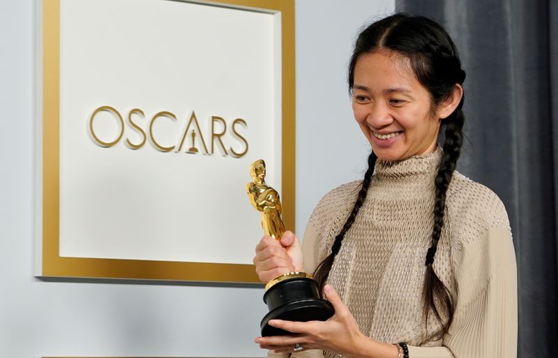 &copy; Reuters. FOTO DE ARCHIVO: La directora y productora Chloe Zhao, ganadora del premio a la mejor película por "Nomadland", posa en la sala de prensa de los Oscar, en la 93ª edición de los premios de la Academia en Los Ángeles, California, Estados Unidos. 25 de a