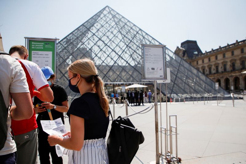 &copy; Reuters. People with health passes wait to enter the Louvre museum in front of the Louvre Pyramid designed by Chinese-born U.S. architect Ieoh Ming Pei amid the coronavirus disease (COVID-19) outbreak in Paris, France, July 21, 2021. REUTERS/Sarah Meyssonnier