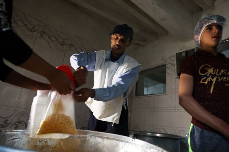 &copy; Reuters. توزيع أغذية في صنعاء يوم 14 يناير كانون الثاني 2021. تصوير: خالد عبد الله - رويترز