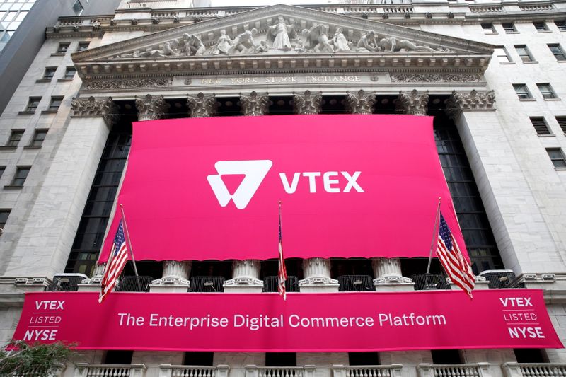 © Reuters. Fachada da bolsa de valores de Nova York decorada com logo da VTEX 
21/07/2021
REUTERS/Brendan McDermid