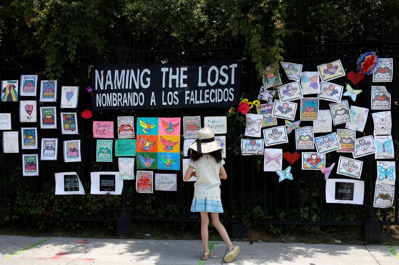 &copy; Reuters. FILE PHOTO: A child looks at the "Naming the Lost Memorials," as the U.S. deaths from the coronavirus disease (COVID-19) are expected to surpass 600,000, at The Green-Wood Cemetery in Brooklyn, New York, U.S., June 10, 2021. REUTERS/Brendan McDermid/File 