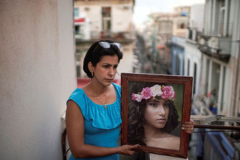 &copy; Reuters. Heissy Celaya posa con un retrato de su hija Amanda Celaya, detenida por la policía durante una protesta, en La Habana, Cuba. Foto tomada el 20 de julio de 2021. REUTERS/Alexandre Meneghini 