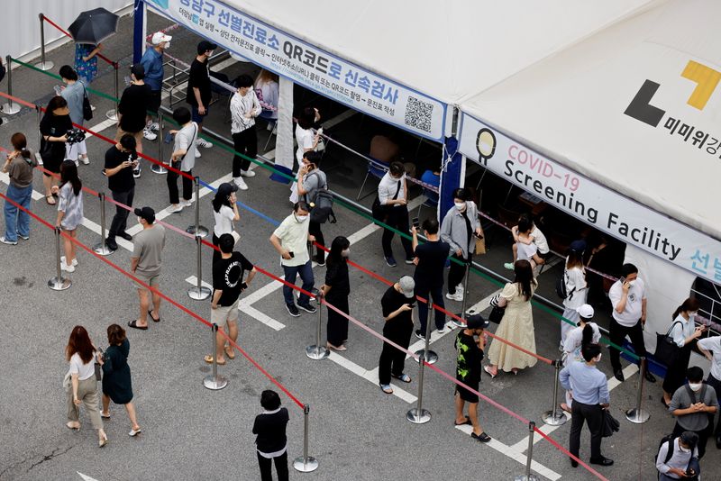 &copy; Reuters. أناس يصطفون في انتظار إجراء اختبارات للكشف عن الإصابة بفيروس كورونا في مركز مؤقت للصحة العامة أقيم في سول عاصمة كوريا الجنوبية يوم 9 يوليو ت