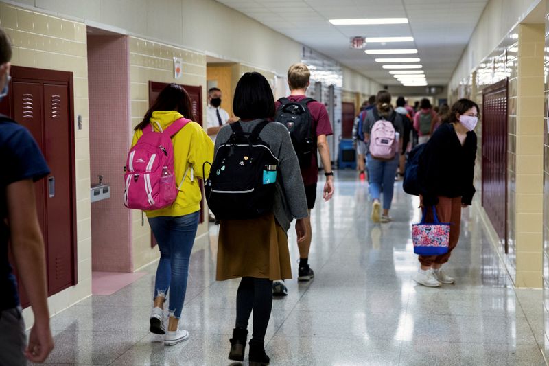 &copy; Reuters. FILE PHOTO: Students wear masks as they walk through the halls of York Suburban High School in York, Pennsylvania, U.S., September 18, 2020. REUTERS/Rachel Wisniewski