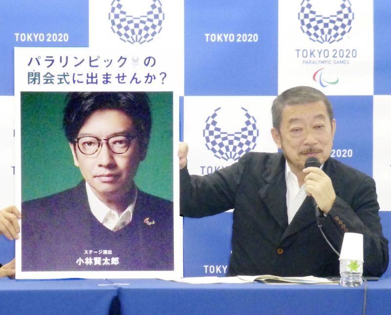 &copy; Reuters. Les organisateurs des Jeux olympiques de Tokyo ont licencié le directeur de la cérémonie d'ouverture (à gauche) après que des commentaires sur l'Holocauste faits dans les années 1990 ont refait surface. /Photo d'archives/REUTERS/Kyodo 