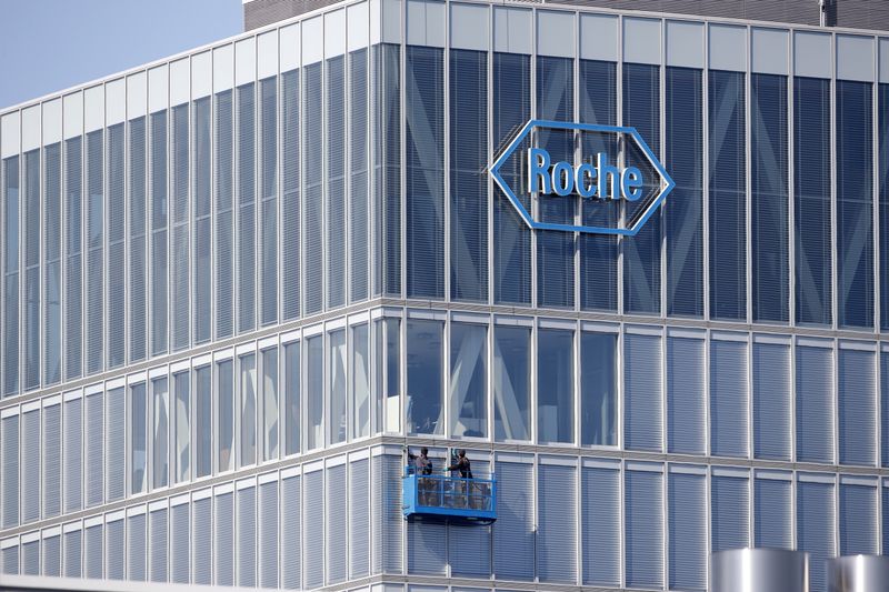 &copy; Reuters. FILE PHOTO: Workers clean the windows of a building of Roche in Rotkreuz May 27, 2020. REUTERS/Arnd Wiegmann/File Photo