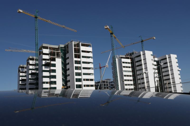&copy; Reuters. FOTO DE ARCHIVO: Un grupo de bloques de viviendas en construcción en Madrid