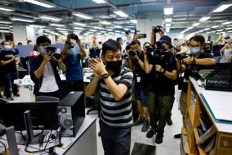 © Reuters. FILE PHOTO: FILE PHOTO: Lam Man-chung, Executive Editor-in-Chief of Apple Daily reacts on the day of the newspaper's final edition in Hong Kong, China June 23, 2021. REUTERS/Tyrone Siu/File Photo/File Photo