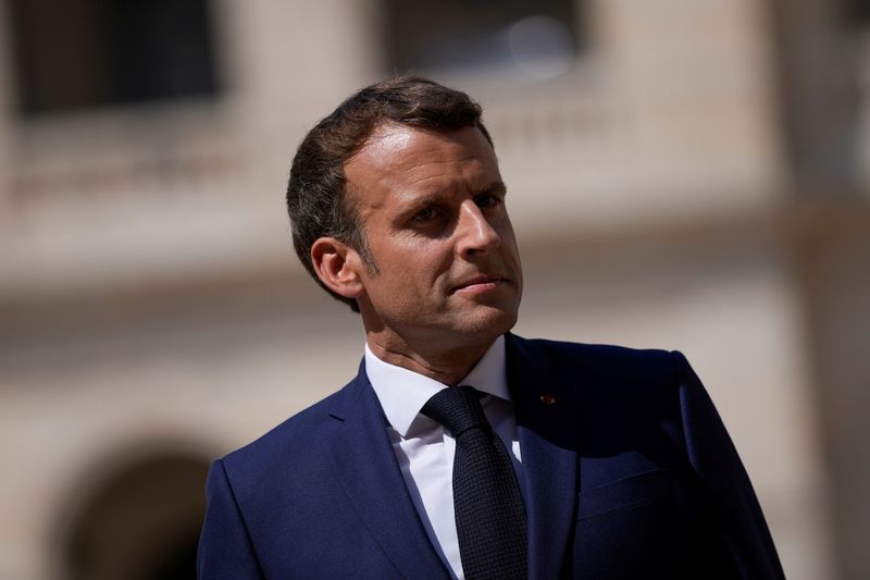 © Reuters. FOTO DE ARCHIVO: El presidente francés, Emmanuel Macron, en el monumento de los Inválidos en París, Francia, 21 de julio de 2021. REUTERS/Daniel Cole
