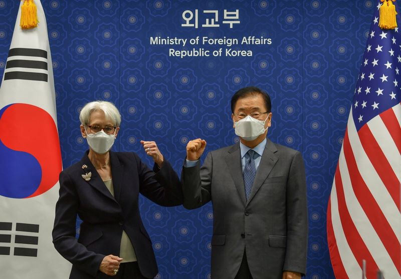 &copy; Reuters. رئيس كوريا الجنوبية مون جيه-إن ومساعدة وزير الخارجية الأمريكي ويندي شيرمان في سول يوم الخميس. صورة حصلت عليها رويترز من ممثل عن وكالات الأنب
