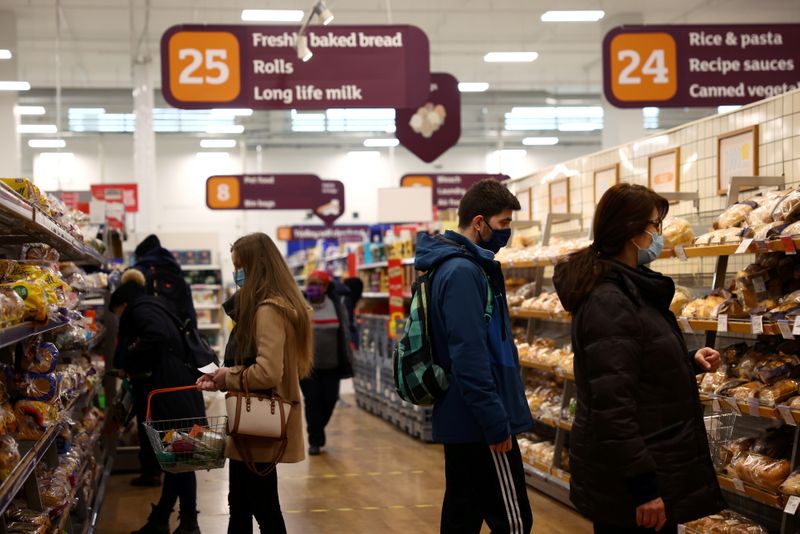&copy; Reuters. FILE PHOTO: Shoppers look at bread in a Sainsbury's supermarket, amid the coronavirus disease (COVID-19) outbreak, in London, Britain January 12, 2021. REUTERS/Henry Nicholls