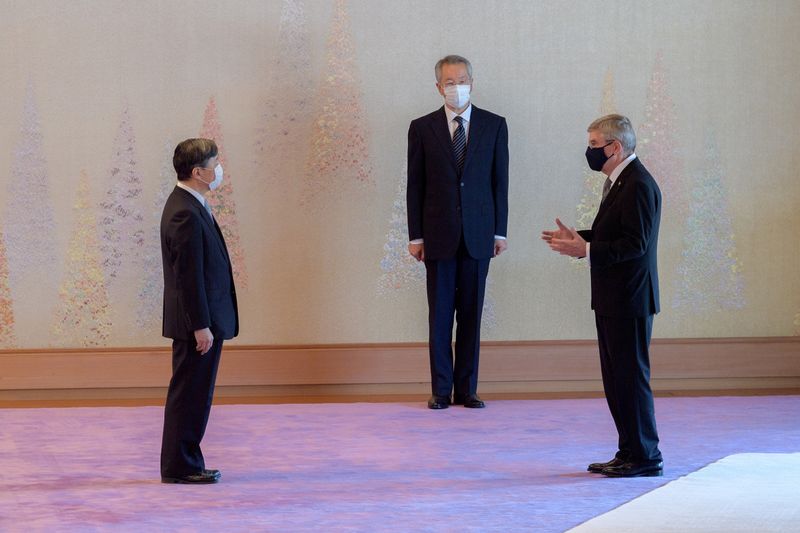 &copy; Reuters. توماس باخ رئيس اللجنة الأولمبية الدولية (إلى اليمين) يتحدث إلى إمبراطور اليابان ناروهيتو في القصر الإمبراطوري في طوكيو يوم الخميس. صورة حصل