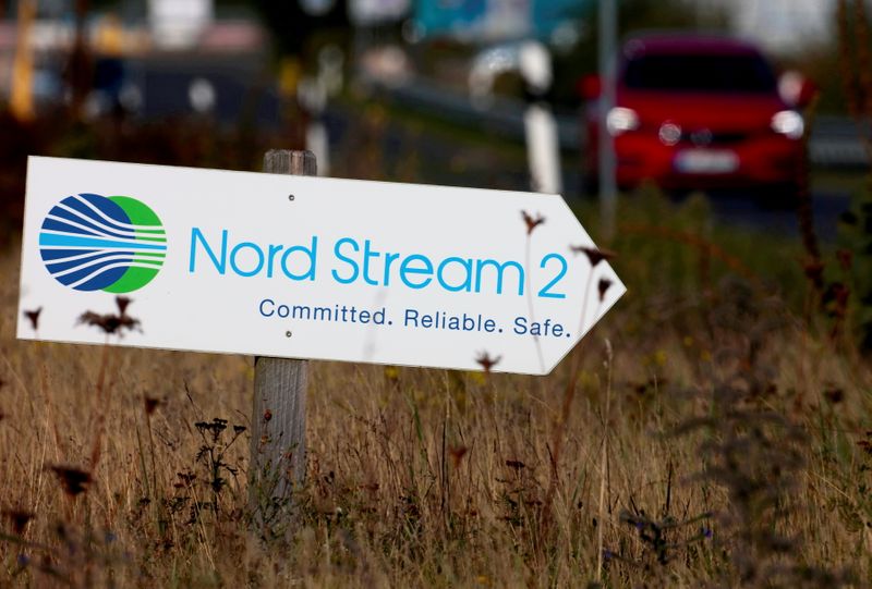 © Reuters. FILE PHOTO: A road sign directs traffic towards the Nord Stream 2 gas line landfall facility entrance in Lubmin, Germany, September 10, 2020.   REUTERS/Hannibal Hanschke/File Photo