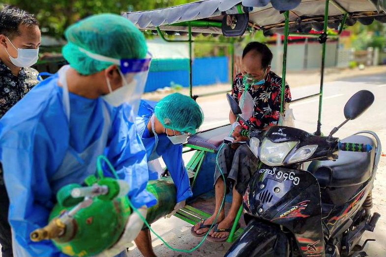 &copy; Reuters. FILE PHOTO: Volunteers help provide a coronavirus  (COVID-19) patient with extra oxygen in the town of Kale, Sagaing Region, Myanmar, July 5, 2021. Picture taken July 5, 2021. REUTERS/Stringer/File Photo