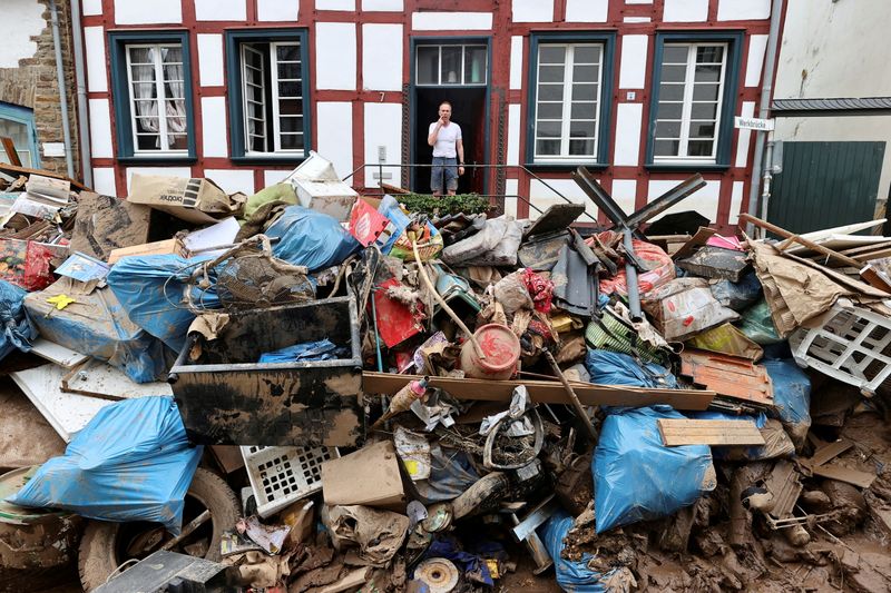 &copy; Reuters. FOTO DE ARCHIVO: Una persona a las afueras de una casa en una zona afectada por las inundaciones causadas por las fuertes lluvias en Bad Muenstereifel, Alemania, 19 de julio de 2021. REUTERS/Wolfgang Rattay
