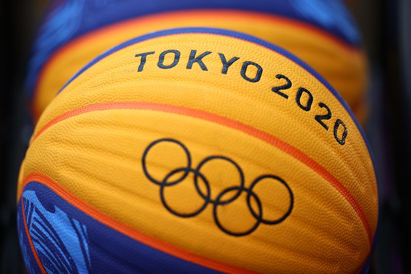 &copy; Reuters. شعار أولمبياد طوكيو 2020 على كرة سلة خلال حصة تدريبية يوم الخميس. تصوير: اندرو بويرز - رويترز. 