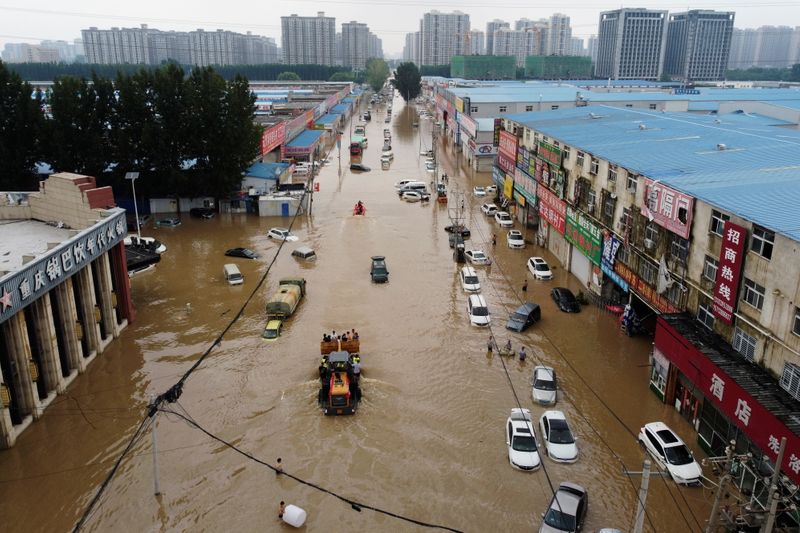 © Reuters. Des dizaines de milliers de personnes ont été évacuées jeudi dans des régions du centre de la Chine frappées depuis le début de la semaine par des pluies diluviennes qui ont fait au moins 33 morts dans la province de Henan. /Photo prise le 22 juillet 2021/REUTERS/Aly Song 