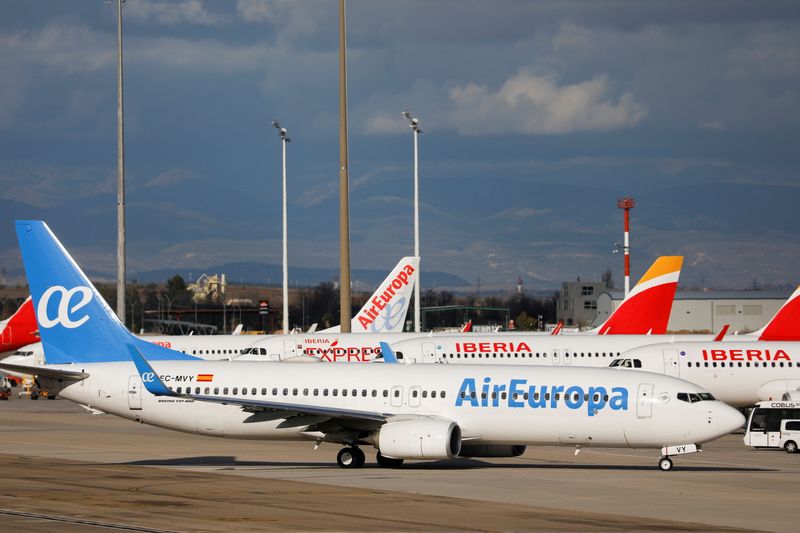 &copy; Reuters. FOTO DE ARCHIVO: Aviones de Iberia y Air Europa en el aeropuerto Adolfo Suárez Barajas en Madrid, España, 15 de diciembre de 2020. REUTERS/Susana Vera