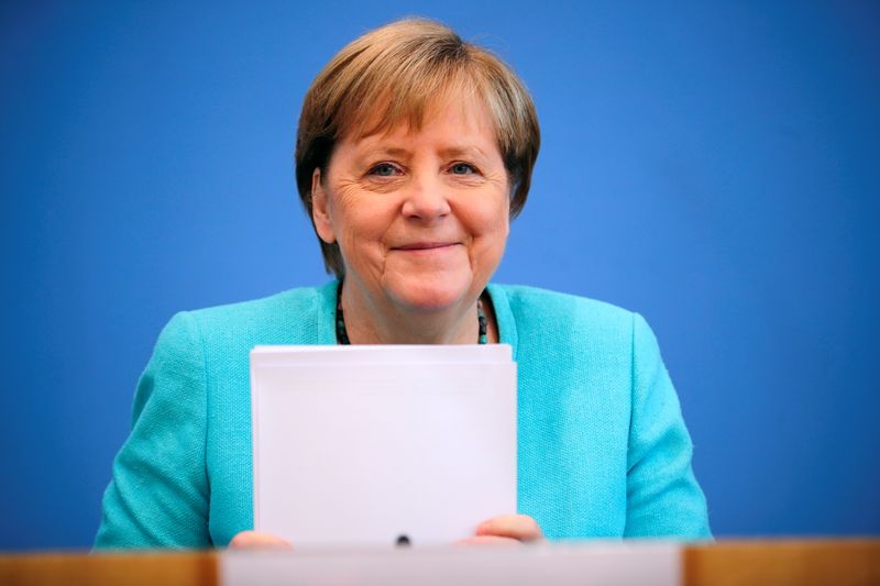 &copy; Reuters. المستشارة الألمانية أنجيلا ميركل خلال مؤتمر صحفي في برلين يوم الخميس. صورة من ممثل لوكالات الأنباء. 