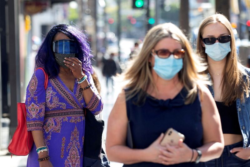 &copy; Reuters. Pessoas usam máscaras em meio à pandemia de Covid-19 em Los Angeles, Califórnia, EUA
29/03/2021 REUTERS/Mario Anzuoni/File Photo