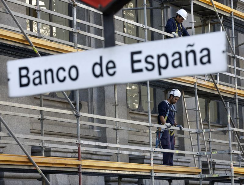 &copy; Reuters. FOTO DE ARCHIVO: Trabajadores de la construcción suben a un andamio en el Banco de España en el centro de Madrid, España, 13 de noviembre de 2015. REUTERS/Andrea Comas