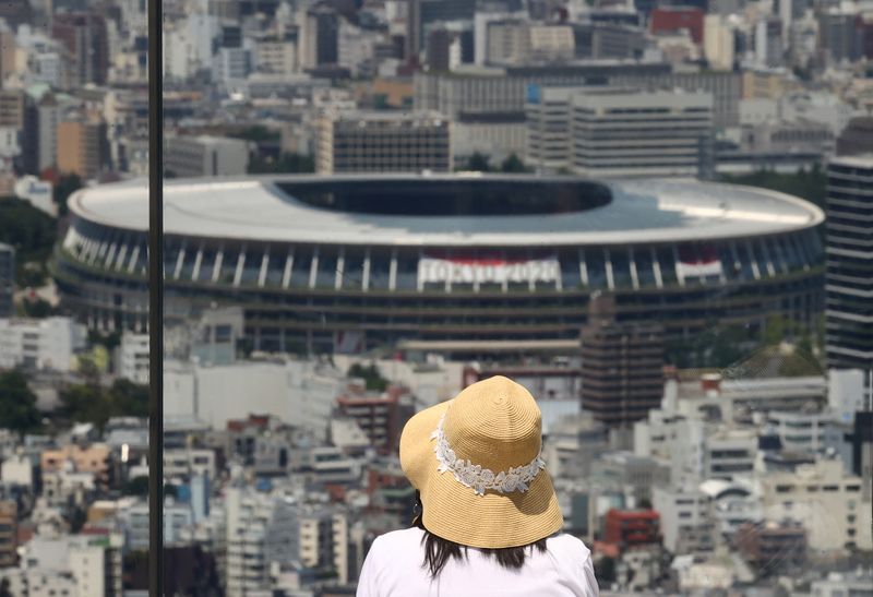 &copy; Reuters. FOTO DE ARCHIVO. Una persona disfruta de la vista desde el mirador Shibuya Sky antes de la inauguración oficial de los Juegos Olímpicos de Tokio 2020, en Tokio, Japón. 21 de julio de 2021. REUTERS/Kai Pfaffenbach
