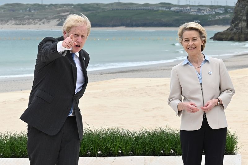 © Reuters. Britain's Prime Minister of United Kingdom, Boris Johnson poses with President of the European Commission Ursula von der Leyen during the Leaders official welcome and family photo at the G7 summit in Carbis Bay, Cornwall, Britain, June 11, 2021. Leon Neal/Pool via REUTERS