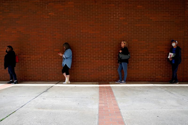 © Reuters. FILE PHOTO: People who lost their jobs wait in line to file for unemployment benefits, following an outbreak of the coronavirus disease (COVID-19), at Arkansas Workforce Center in Fort Smith, Arkansas, U.S. April 6, 2020. REUTERS/Nick Oxford/File Photo