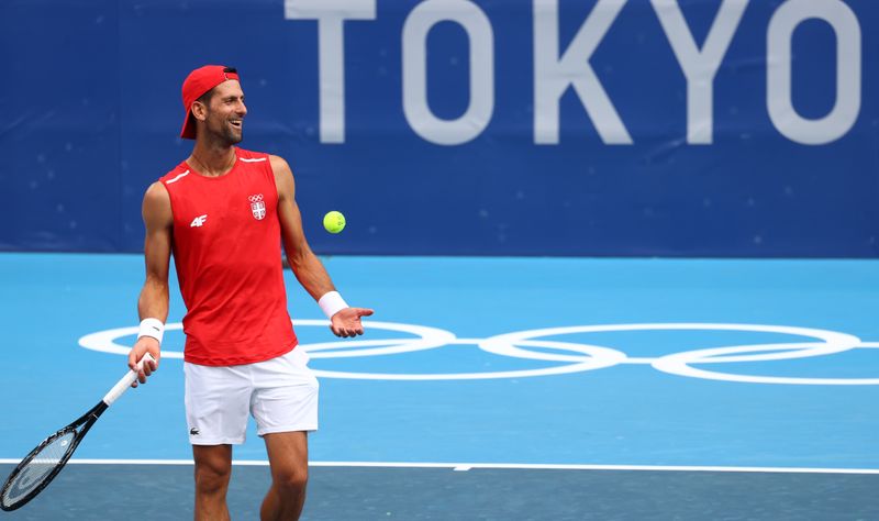 &copy; Reuters. Jul 22, 2021 
Foto del jueves del serbio Novak Djokovic entrenando antes de su debut en el torneo de tenis de los Juegos Olímpicos de Tokio. 
REUTERS/Mike Segar