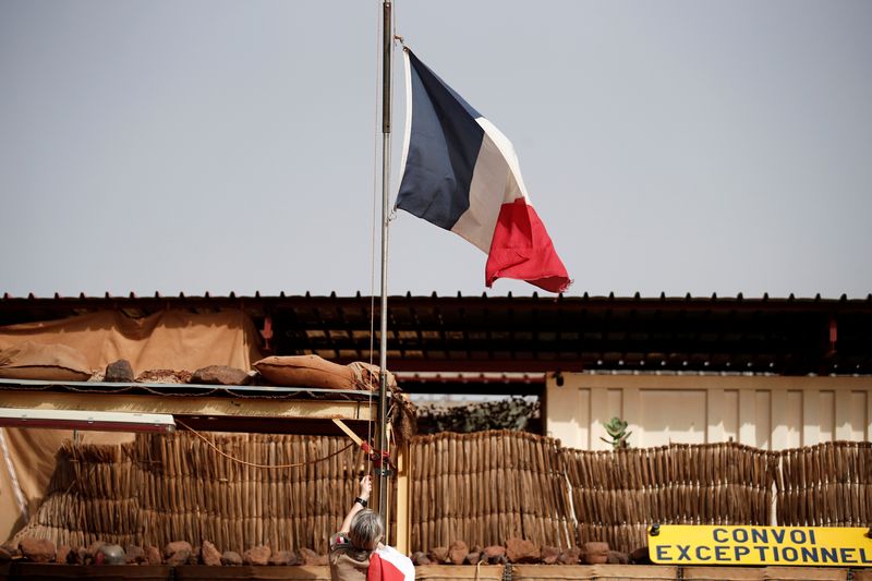 &copy; Reuters. L'armée française a "neutralisé" deux responsables du groupe "Etat islamique au Grand Sahara" (EIGS) dans la nuit de mercredi à jeudi dans la région de Ménaka, dans le nord-est du Mali, annonce jeudi la ministre des Armées. /Photo d'archives/REUTER