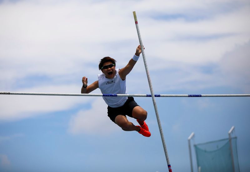 &copy; Reuters. So Sato, atleta do salto com vara surdo e transgênero, durante treino em Utsunomiya, no Japão
10/07/2021 REUTERS/Issei Kato